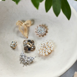 BLACK COLOUR DAISY BROOCH GOLD COLOURED - 4535