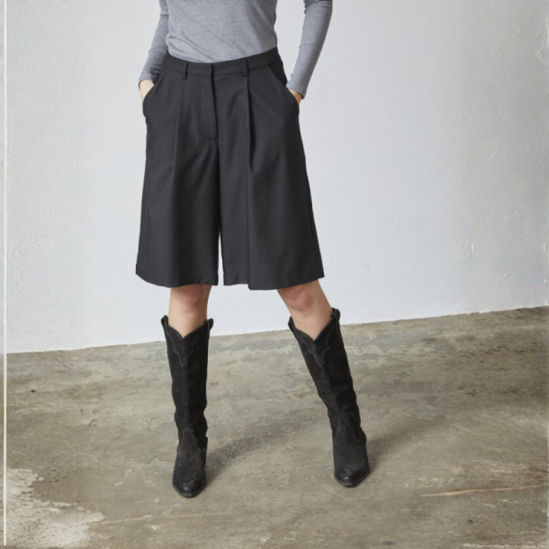 Love &amp; Divine shorts black - love1297