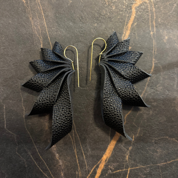 Byfossdal  the wings gold medium black rain