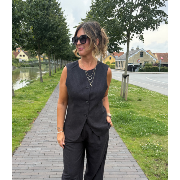 SOFIE SCHNOOR MERTHASW VEST BLACK - S253445